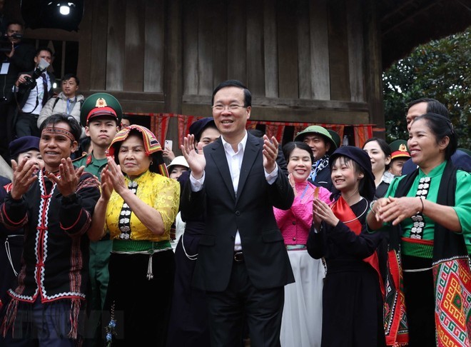 Chủ tịch nước Võ Văn Thưởng thăm làng dân tộc Thái. (Ảnh: Thống Nhất/TTXVN)