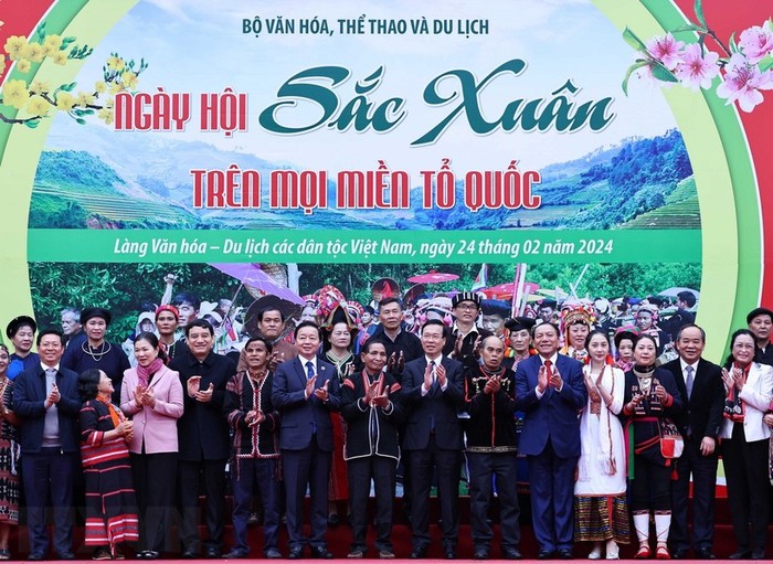 Chủ tịch nước Võ Văn Thưởng và các đại biểu với đại diện đồng bào các dân tộc Việt Nam. (Ảnh: Thống Nhất/TTXVN)