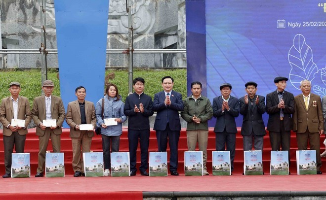 Chủ tịch Quốc hội Vương Đình Huệ tặng quà cho các già làng, trưởng bản, người có uy tín trong đồng bào thiểu số các dân tộc tỉnh Nghệ An. (Ảnh: Nhan Sáng/TTXVN)