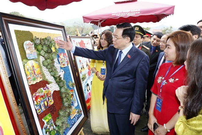 Chủ tịch Quốc hội Vương Đình Huệ tham quan Triển lãm tranh &quot;Tự hào một dải non sông&quot; tại buổi lễ. (Ảnh: Nhan Sáng/TTXVN)