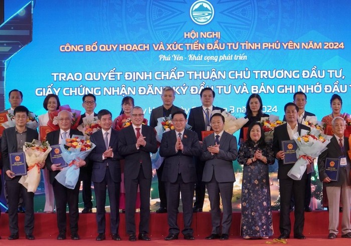 Tỉnh Phú Yên trao quyết định đầu tư, chứng nhận đầu tư cho các nhà đầu tư cho đại diện các doanh nghiệp, tập đoàn.