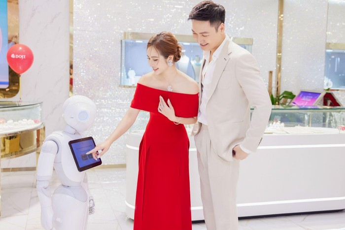 Nữ chính vô cùng thích thú khi được trò chuyện với Robot Pepper thông minh.