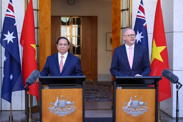 Thủ tướng Phạm Minh Chính và Thủ tướng Australia Anthony Albanese thông báo nâng cấp quan hệ Việt Nam-Australia lên mức cao nhất - quan hệ Đối tác Chiến lược toàn diện. Ảnh: VGP/Nhật Bắc
