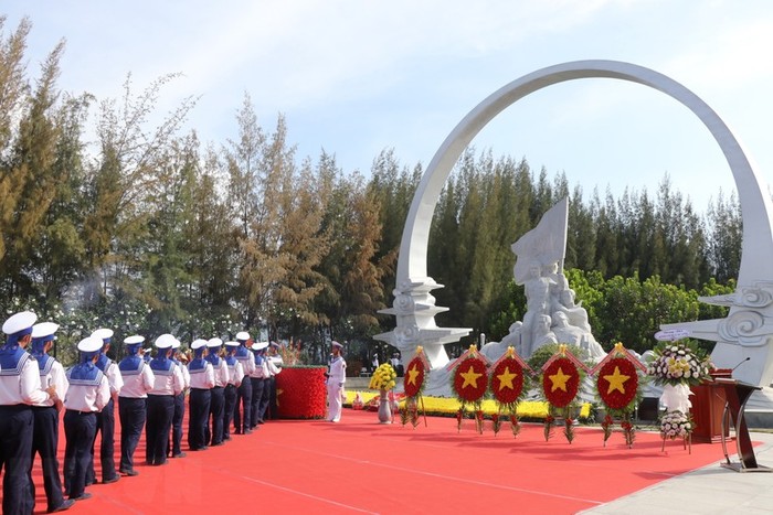 Các bộ, chiến sỹ Vùng 4 Hải quân thắp nhang tưởng nhớ 64 chiến sỹ Hải quân Nhân dân Việt Nam hy sinh trong trận Gạc Ma năm 1988. (Ảnh: Phan Sáu/TTXVN)