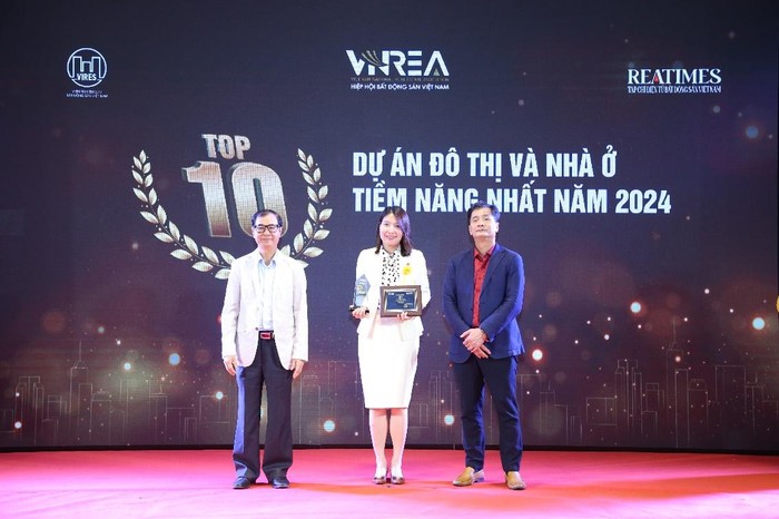 Đại diện chủ đầu tư nhận giải thưởng “Top 10 Dự án đô thị và nhà ở tiềm năng nhất năm 2024” cho tổ hợp căn hộ Le Grand Jardin.