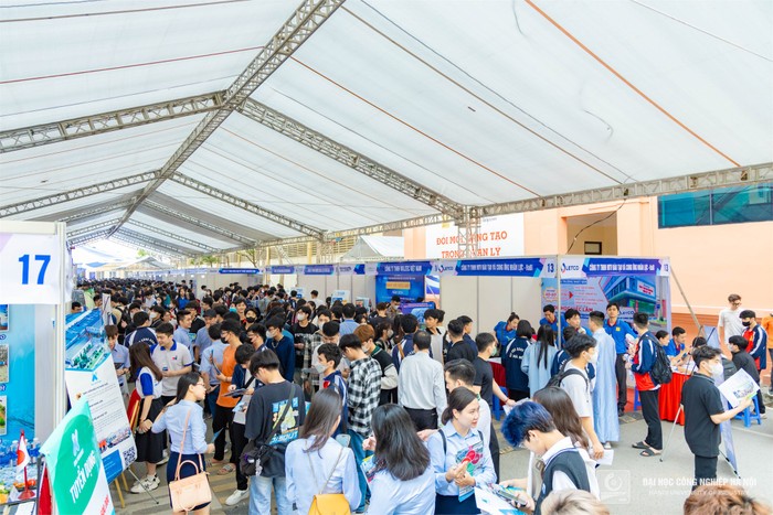 Ngày hội việc làm Trường Đại học Công nghiệp Hà Nội 2024 thu hút sự tham gia đông đảo của các bạn sinh viên.