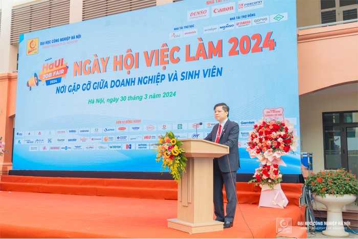 Phó Giáo sư, Tiến sĩ Phạm Văn Đông – Phó Hiệu trưởng Trường Đại học Công nghiệp Hà Nội phát biểu tại Ngày hội việc làm 2024.