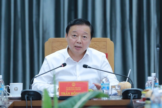 Phó Thủ tướng Trần Hồng Hà đề nghị EVN, EVNNPT xây dựng phương án huy động, sử dụng hiệu quả trang thiết bị đóng cọc móng. Ảnh: VGP/Minh Khôi