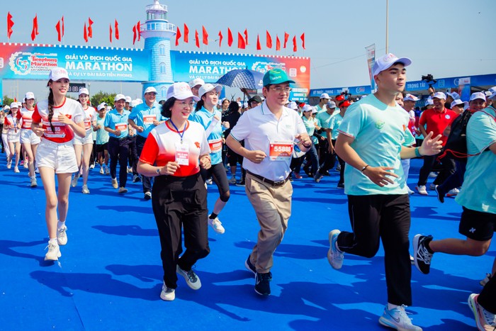 2- Ông Đặng Văn Tuyên tham gia chạy đồng hành cùng giải Tiền Phong Marathon 20234.jpg