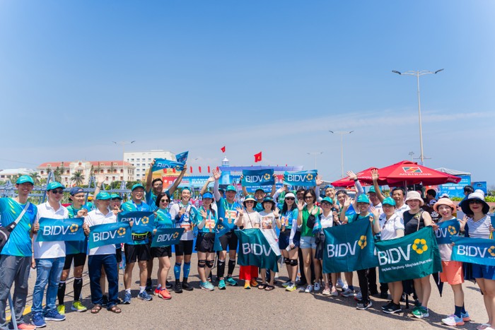 Hơn 250 VĐV BIDV tham gia giải chạy Tiền Phong Marathon 2024.JPEG