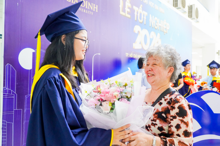 Bà Trần Thị Lợi (tỉnh Bình Thuận) đến chúc mừng tốt nghiệp cháu gái. Ảnh: Xuân Trường