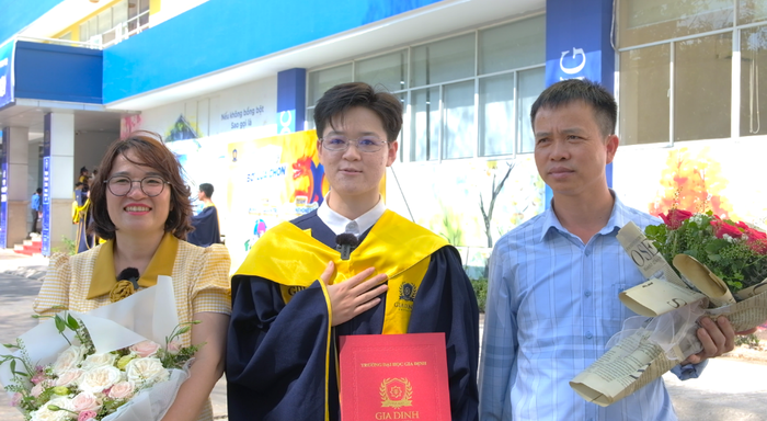 Tân khoa Lê Mai Như Quỳnh (giữa) cùng ba mẹ trong ngày lễ tốt nghiệp. Ảnh: Mỹ Ngọc