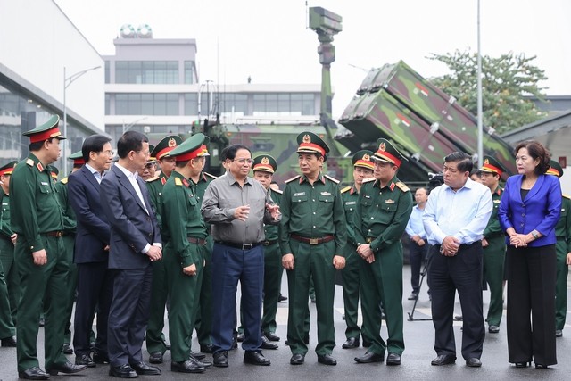 Thủ tướng tham quan trưng bày sản phẩm công nghệ cao của Viettel. Ảnh: VGP/Nhật Bắc