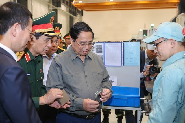 Thủ tướng tham quan xưởng sản xuất sản phẩm cơ khí chất lượng cao của Viettel. Ảnh: VGP/Nhật Bắc