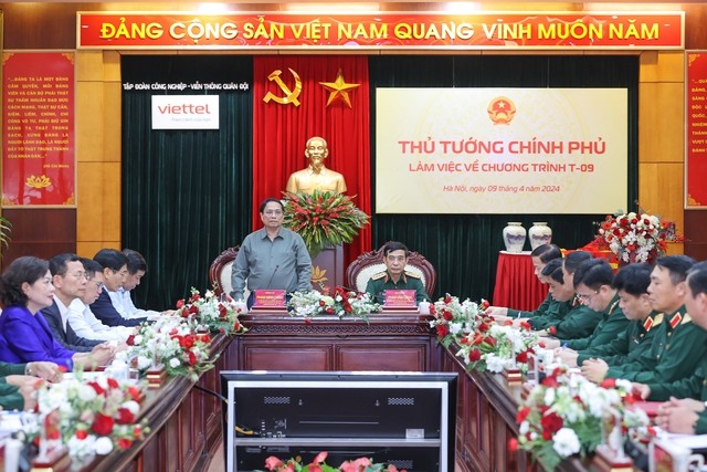 Thủ tướng Phạm Minh Chính đánh giá cao những bước phát triển đột phá của Viettel thời gian qua. Ảnh: VGP/Nhật Bắc