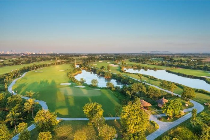 Sân golf trong lòng đại đô thị Vinhomes Royal Island hấp dẫn người chơi bởi cảnh quan đẹp mắt, gần gũi thiên nhiên.