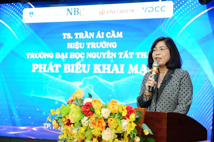 TS. Trần Ái Cầm – Hiệu trưởng Trường ĐH Nguyễn Tất Thành phát biểu khai mạc chương trình.jpg