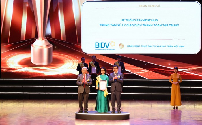 1 - Đại diện BIDV nhận giải Top 10 - Hệ thống Payment Hub.jpg