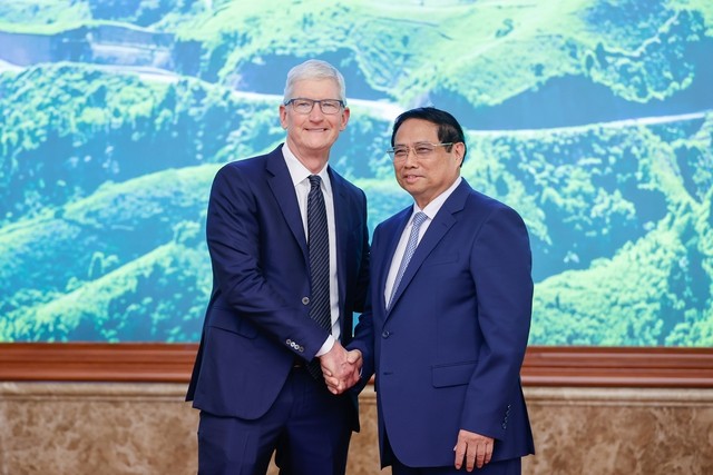 Thủ tướng Phạm Minh Chính và ông Tim Cook, Giám đốc điều hành Apple của Hoa Kỳ. Ảnh: VGP/Nhật Bắc