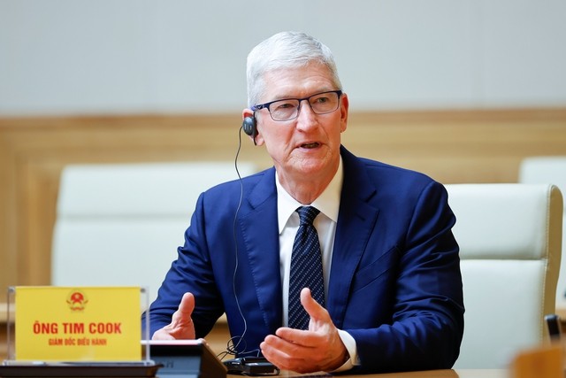 Ông Tim Cook kiến nghị một số nội dung hợp tác với Việt Nam trong lĩnh vực năng lượng sạch, chuyển đổi số, đào tạo nguồn nhân lực. Ảnh: VGP/Nhật Bắc