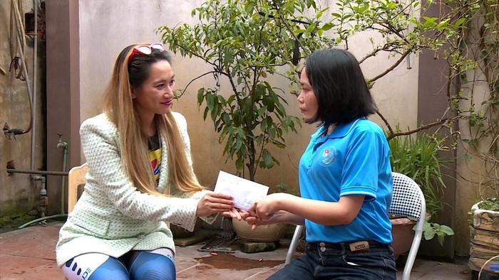 Đại diện Tập đoàn Tân Hiệp Phát – Vũ Phương Thanh gửi trao món quà động viên chị Nguyễn Thị Xuân.