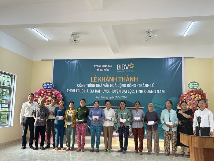 BIDV tặng quà 10 gia đình khó khăn thôn Trúc Hà.jpg