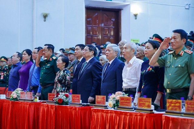 Thủ tướng Phạm Minh Chính và các đại biểu thực hiện nghi lễ chào cờ tại cuộc gặp mặt, tri ân những người trực tiếp tham gia Chiến dịch Điện Biên Phủ. Ảnh: VGP/Nhật Bắc
