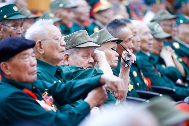 Những giọt nước mắt xúc động của các chiến sĩ Điện Biên, thanh niên xung phong, dân công hỏa tuyến trực tiếp tham gia Chiến dịch Điện Biên Phủ. Ảnh: VGP/Nhật Bắc