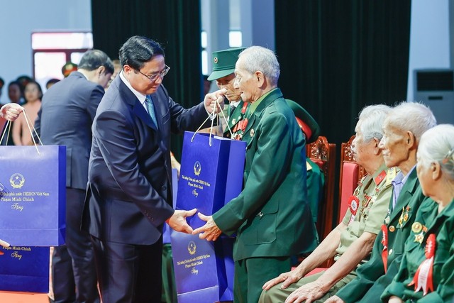 Thủ tướng Phạm Minh Chính trao quà cho các chiến sĩ Điện Biên tại buổi gặp mặt. Ảnh: VGP/Nhật Bắc