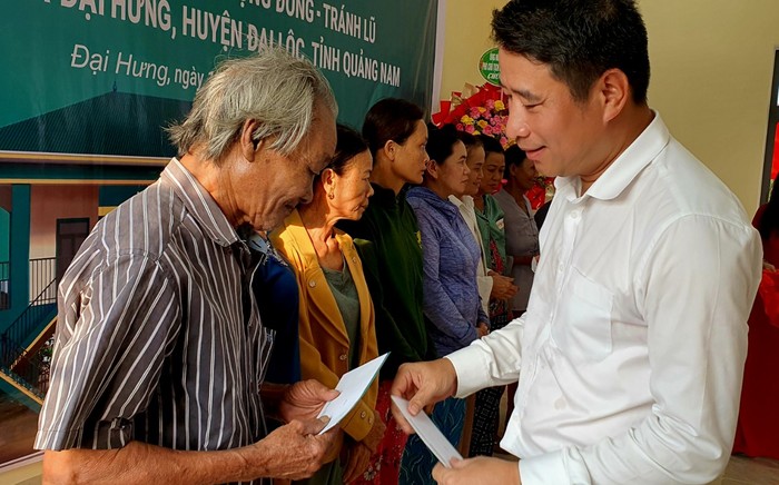 P.TGĐ Trần Phương trao quà tặng hộ dân nghèo thôn Trúc Hà, xã Đại Hưng, Đại Lộc, Quảng Nam.jpg