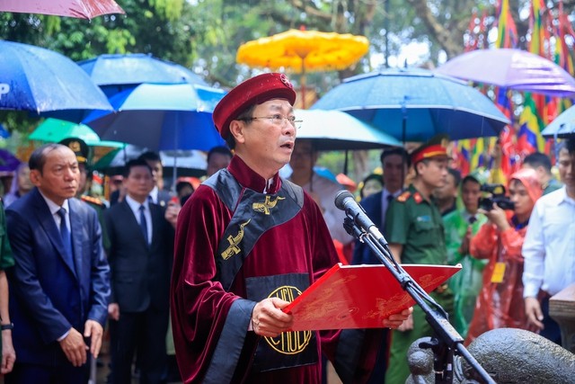 Chúc văn do lãnh đạo tỉnh Phú Thọ trình bày tại lễ dâng hương nêu rõ, tưởng nhớ về Tổ tông, các Vua Hùng đã khơi mạch nguồn dân tộc, lập nên Nhà nước Văn Lang; khai sơn, phá thạch, đặt nền móng để quốc gia, dân tộc được muôn đời thịnh trị. Ảnh: VGP/Nhật Bắc