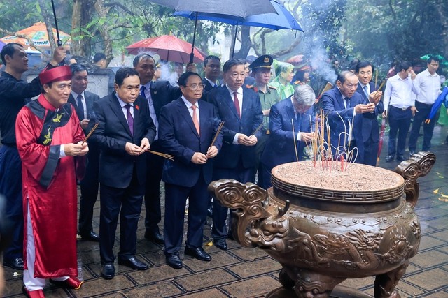 Lễ dâng hương do Đảng bộ, chính quyền và nhân dân tỉnh Phú Thọ thay mặt đồng bào, chiến sĩ cả nước và kiều bào ta ở nước ngoài tổ chức. Ảnh: VGP/Nhật Bắc