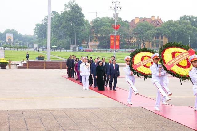 Đoàn đại biểu lãnh đạo Đảng, Nhà nước, Ủy ban Trung ương Mặt trận Tổ quốc Việt Nam vào Lăng viếng Chủ tịch Hồ Chí Minh. Ảnh: VGP/Nhật Bắc