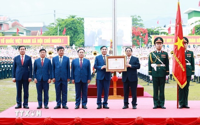 Thủ tướng Phạm Minh Chính trao Huân chương Độc lập hạng Nhất cho Đảng bộ, chính quyền và nhân dân các dân tộc tỉnh Điện Biên. (Ảnh: Lâm Khánh/TTXVN)