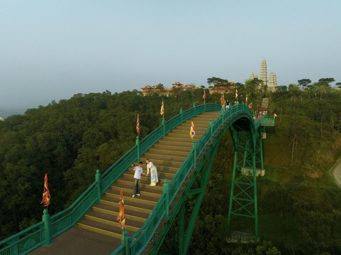 Cầu May dẫn lối lên Bảo Hải Linh Thông Tự trong ánh hoàng hôn.