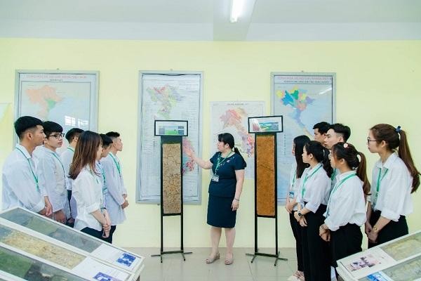 Sinh viên học về đất Việt Nam tại bảo tàng Đất – Đá.