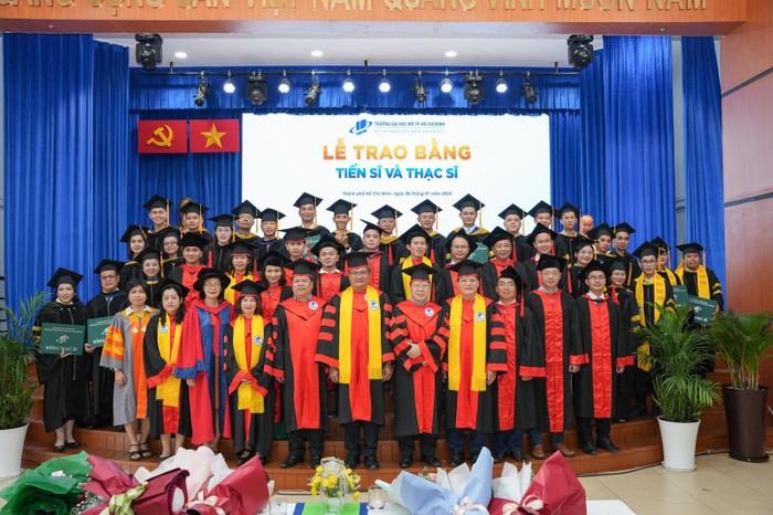 Lễ trao bằng tốt nghiệp chương trình Tiến sĩ và Thạc sĩ tại Trường Đại học Mở Thành phố Hồ Chí Minh.