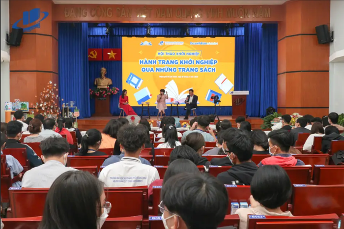Buổi Hội thảo khởi nghiệp “Hành trang khởi nghiệp qua những trang sách” được tổ chức thu hút đông đảo sinh viên.