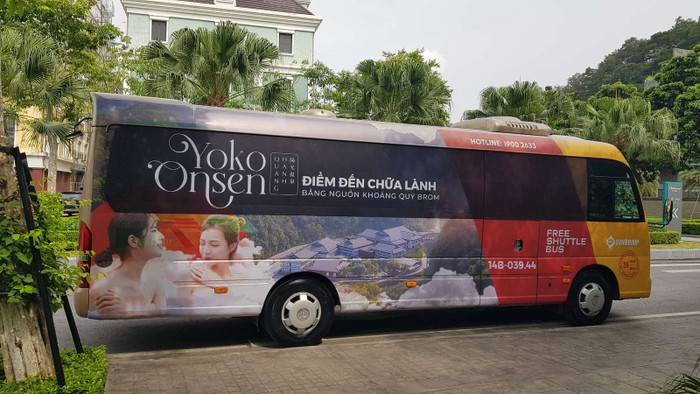 Tuyến bus miễn phí hai chiều đưa đón du khách giữa Hạ Long và Yoko Onsen Quang Hanh.
