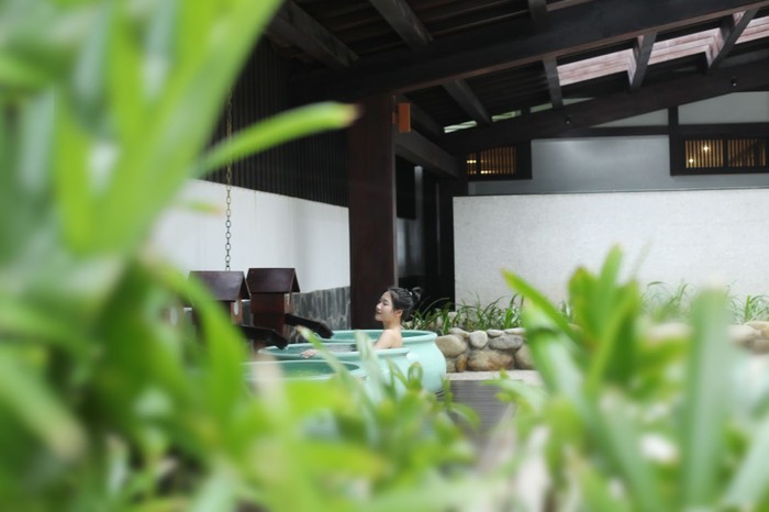 Tắm khoáng nóng tại Yoko Onsen Quang Hanh được ví như “trend chữa lành” thời thượng.