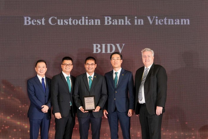 Đại diện BIDV nhận giải thưởng “Best Custodian Bank in Vietnam 2024”.