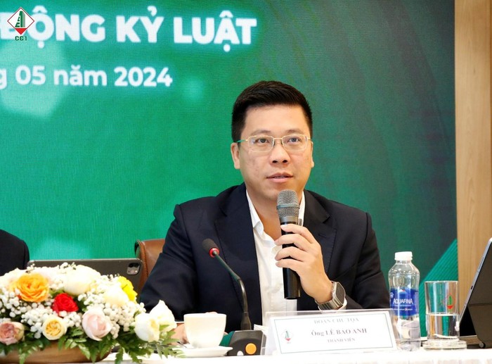 Ông Lê Bảo Anh – Đại diện Đoàn chủ tọa giải đáp các ý kiến của cổ đông trong phần thảo luận tại Đại hội.