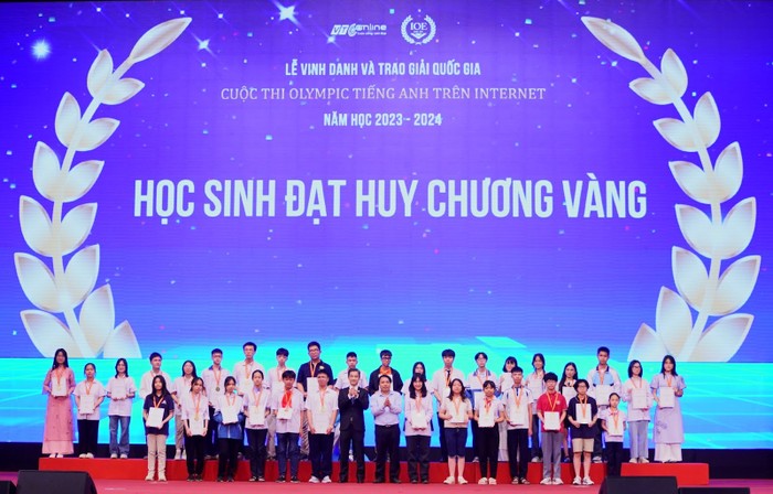 Hình ảnh các em học sinh nhận Huy chương vàng trên sân khấu.