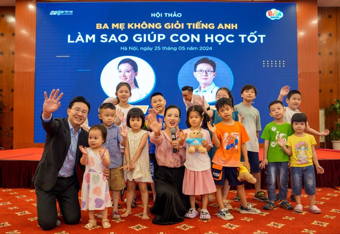 Các bé được giao lưu cùng 2 diễn giả tại Hội thảo “Ba mẹ không giỏi tiếng Anh, làm sao giúp con học tốt”.