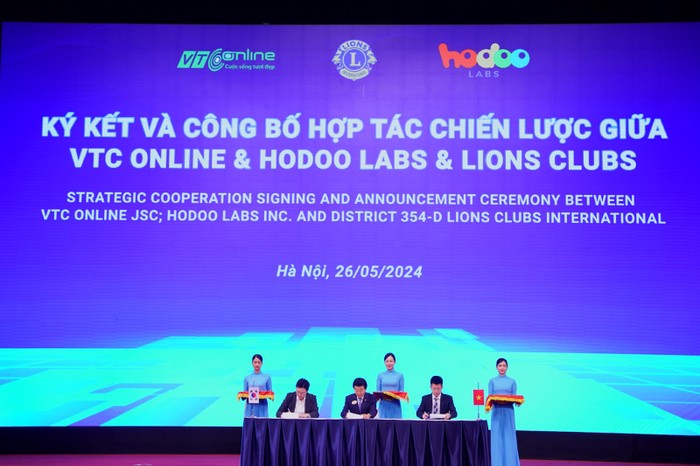 Ông Ji Hoon - Đại diện Lion Clubs Hàn Quốc, ông Lê Việt Hòa - Giám đốc VTC Online &amp; ông Kim Min Woo - Giám đốc Hodoo Labs Ký kết biên bản hợp tác chiến lược.