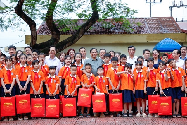 Thủ tướng mong các cháu hãy không ngừng cố gắng, kiên trì, quyết tâm, nghị lực; luôn nuôi dưỡng, ấp ủ những ước mơ, hoài bão, khao khát cháy bỏng để vượt qua nghịch cảnh, có được kiến thức và tay nghề giỏi, trở thành những công dân tốt, có ích cho xã hội. Ảnh: VGP/Nhật Bắc