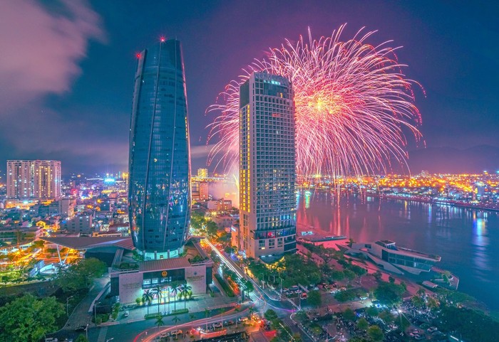 Khách sạn Novotel Danang Premier Han River là điểm ngắm pháo hoa được du khách yêu thích.