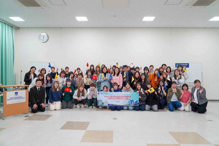 Đại diện Ban lãnh đạo nhà trường chụp hình cùng sinh viên Nhật Bản tại phân hiệu vệ tinh đặt tại Trường ĐH Aomori Chuo Gakuin.jpg