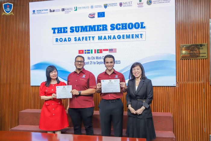 Đại diện lãnh đạo Trường ĐH Nguyễn Tất Thành trao chứng nhận hoàn thành lớp học The Summer School Road Safety Management cho các học viên quốc tế_1.jpg