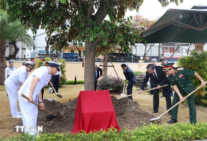 Chủ tịch nước Tô Lâm trồng cây lưu niệm tại Bộ Tư lệnh Quân chủng Hải quân. (Ảnh: Nhan Sáng/TTXVN)